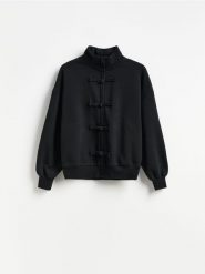 Bluza z ozdobnym zapięciem - czarny. Czarne bluzy damskie Reserved, l, bez wzorów, z bawełny, bez kaptura. Za 139.99 zł.