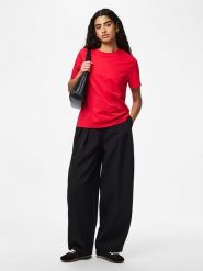 Pieces Koszulka "Pcria" w kolorze czerwonym rozmiar: S. Czerwone bluzki damskie Pieces, s, bez wzorów, z bawełny, bez kołnierzyka, bez ramiączek. Za 61.75 zł.