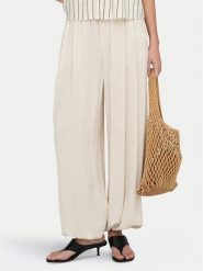 ONLY Spodnie materiałowe Siesta 15373197 Kremowy Regular Fit. Białe szorty damskie Only, bez wzorów, z materiału. Za 169.99 zł.