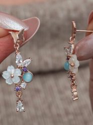 Lodie Silver Srebrne kolczyki-wkrętki z cyrkoniami rozmiar: onesize. Niebieskie kolczyki damskie Lodie Silver, z cyrkonią, srebrne. Za 143.99 zł.