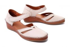 MANITU 910005-81 offwhite, czółenka damskie. Brązowe czółenka damskie Manitu, bez wzorów, ze skóry, bez obcasa, na koturnie. Za 173.94 zł.