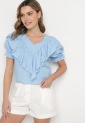 Jasnoniebieska Bluzka z Wiskozą i Falbankami Fadevia. Niebieskie bluzki damskie Born2be, uniwersalny, bez wzorów, z jeansu, eleganckie, bez kołnierzyka, bez ramiączek. Za 74.99 zł.