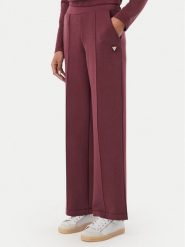 Guess Spodnie dresowe V6YB18 K4315 Bordowy Regular Fit. Czerwone spodnie dresowe damskie Guess, xxs, z aplikacjami, z dresówki. Za 394.99 zł.