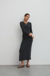 Dopasowana sukienka maxi z napami w kolorze GRAPHITE- MENSA-M. Szare sukienki damskie Marsala, bez wzorów, z dzianiny, eleganckie, bez ramiączek. W wyprzedaży za 191.94 zł.