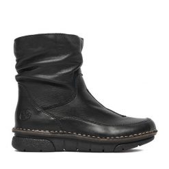 Botki Rieker. Czarne botki damskie Rieker, bez obcasa, na płaskiej podeszwie, bez zapięcia. Za 429.99 zł.