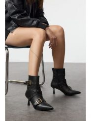 Trendyol Botki w kolorze czarnym rozmiar: 39. Czarne botki damskie Trendyol, eleganckie, bez obcasa, bez zapięcia. Za 121.99 zł.