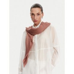 Chusta Calvin Klein. Czerwone chusty damskie Calvin Klein, bez wzorów. Za 239.99 zł.