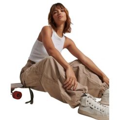 Damskie spodnie spadochronowe typu baggy Superdry. Brązowe spodnie dresowe damskie Superdry, bez wzorów. Za 428.40 zł.