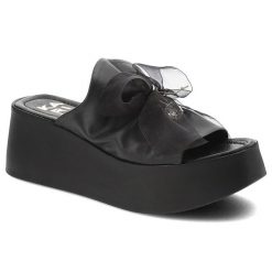 Czarne Klapki Karino Wsuwane Obuwie Damskie. Czarne klapki damskie Karino, bez wzorów, z materiału, bez obcasa, na koturnie, bez zapięcia. Za 399.00 zł.