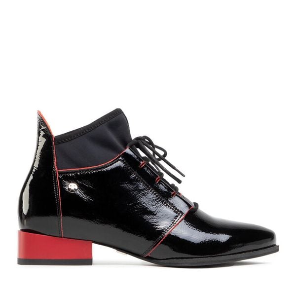 Trzewiki Maciejka. Czarne botki damskie Maciejka, bez obcasa, na płaskiej podeszwie, bez zapięcia. Za 309.99 zł.