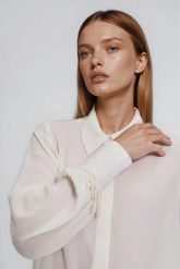 Koszula z koralikami na rękawie biała. Białe koszule damskie MOODO, l, bez wzorów, z poliesteru, bez kołnierzyka, bez ramiączek. Za 139.99 zł.