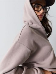 Rozpinana bluza dresowa z kapturem, z grubej prążkowanej dzianiny - kremowy. Białe bluzy damskie Sinsay, l, bez wzorów, z dresówki, z kapturem. Za 59.99 zł.