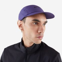 Czapka z daszkiem do biegania Kiprun ultralekka. Fioletowe czapki z daszkiem damskie KIPRUN, bez wzorów, z elastanu. Za 54.99 zł.
