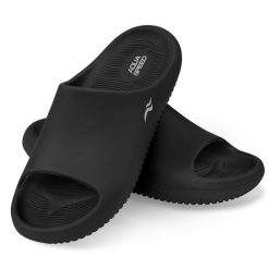 Klapki basenowe Aqua Speed Toledo. Czarne klapki damskie Aqua-Speed, bez wzorów, bez obcasa, bez zapięcia. Za 59.99 zł.