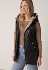 Czarna Pikowana Kamizelka o Długim Kroju z Nieodpinanym Kapturem i Aplikacją Koretes. Czarne kamizelki damskie Born2be, l, z aplikacjami, z poliesteru. Za 139.99 zł.