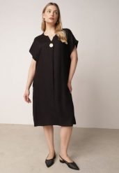 Czarna Pudełkowa Sukienka z Lnem i Wiskozą Zdobiona Metalicznym Guzikiem Phisoth. Czarne sukienki damskie Born2be, z aplikacjami, z bawełny, biznesowe, bez ramiączek. Za 89.99 zł.