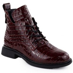 Skórzane botki damskie lakierowane kroko bordowe Filippo DBT7239. Czerwone botki damskie Filippo, z lakierowanej skóry, bez obcasa, bez zapięcia. Za 249.99 zł.