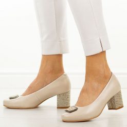 Beżowe skórzane czółenka damskie Potocki 19411. Brązowe czółenka damskie POTOCKI, bez wzorów, ze skóry, z okrągłym noskiem, bez obcasa, na słupku. Za 219.00 zł.