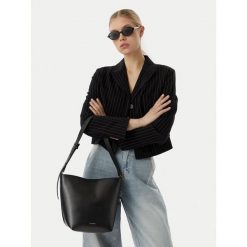 Torebka Calvin Klein. Czarne torebki klasyczne damskie Calvin Klein, bez dodatków. Za 529.99 zł.
