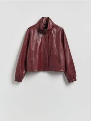 Kurtka z wysoką stójką - burgundowy. Czerwone kurtki damskie Reserved, l, bez wzorów, ze skóry, bez kaptura. Za 199.99 zł.