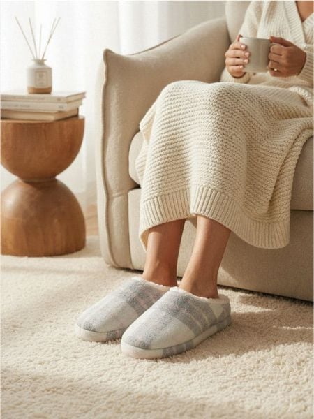 Ocieplane kapcie z kożuszkiem - różowy. Czerwone kapcie damskie Sinsay. Za 25.99 zł.