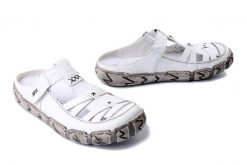 RIEKER L0396-80 white, klapki damskie. Białe klapki damskie Rieker, bez wzorów, bez obcasa, bez zapięcia. Za 349.90 zł.