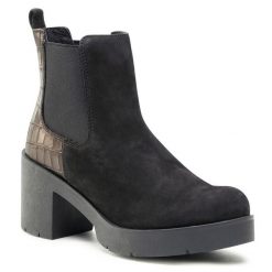 Botki Lasocki. Czarne botki damskie Lasocki, bez obcasa, na słupku, bez zapięcia. Za 111.99 zł.