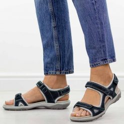 Granatowe skórzane sandały damskie Cambell 94327. Niebieskie sandały damskie Cambell, bez wzorów, ze skóry, bez obcasa, bez zapięcia. Za 199.00 zł.