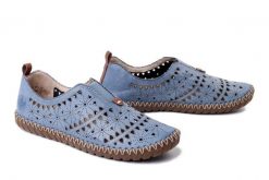 RIEKER M2852-12 blue, półbuty damskie. Niebieskie półbuty damskie Rieker, na lato, w ażurowe wzory, z gumy, bez obcasa, bez zapięcia. Za 329.90 zł.