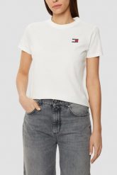 TOMMY JEANS Beżowy damski t-shirt z małym logo. Brązowe t-shirty damskie Tommy Jeans, s, bez wzorów, z jeansu, bez kołnierzyka. W wyprzedaży za 99.99 zł.