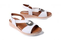 ARTIKER RELAKS 56C0895 biały, sandały damskie. Białe sandały damskie Artiker Relaks, z aplikacjami, bez obcasa, bez zapięcia. Za 167.93 zł.