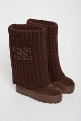 Kozaki damskie zamszowe CASADEI. Kozaki damskie Casadei, z zamszu, bez obcasa, bez zapięcia. Za 6,249.00 zł.