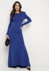 Granatowa Taliowana Sukienka z Długim Rękawem z Piórami i Odkrytymi Plecami Emelira. Niebieskie sukienki damskie Born2be, z aplikacjami, eleganckie, bez ramiączek. W wyprzedaży za 161.49 zł.