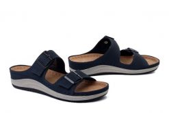INBLU PF-03 004 granatowy, klapki damskie. Niebieskie klapki damskie Inblu, bez wzorów, ze skóry, bez obcasa, na koturnie, bez zapięcia. Za 131.90 zł.
