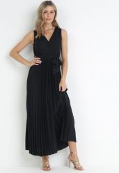 Czarna Plisowana Sukienka Maxi z Gumką w Pasie i Materiałowym Paskiem Biak. Czarne sukienki damskie Born2be, bez wzorów, z materiału, eleganckie, bez ramiączek. Za 129.99 zł.