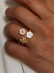 Les Petites Précieuses Pozłacany pierścionek z cyrkoniami rozmiar: 52. Białe pierścionki damskie Les Petites Précieuses, z cyrkonią, pozłacane. Za 209.82 zł.