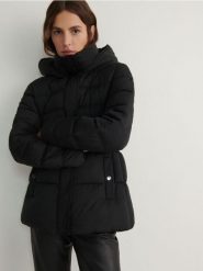 Taliowana kurtka - czarny. Czarne kurtki damskie Reserved, l, bez wzorów, z tkaniny, bez kaptura. W wyprzedaży za 69.99 zł.