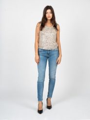 Guess Jeansy "Curve X" | W1YAJ2D4GV3 | Kobieta | Niebieski. Niebieskie jeansy damskie Guess, z aplikacjami, z bawełny. W wyprzedaży za 259.00 zł.