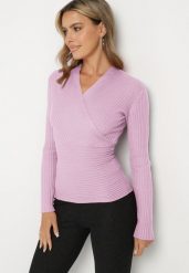Fioletowy Dopasowany Sweter w Prążki z Kopertowym Dekoltem Masasani. Fioletowe swetry klasyczne damskie Born2be, s, z bawełny, bez kołnierzyka. Za 24.99 zł.