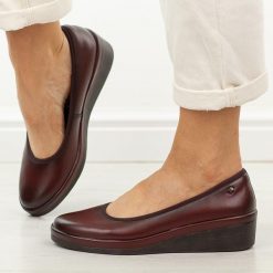 Bordowe skórzane półbuty damskie Vinceza 39987. Czerwone półbuty damskie VINCEZA, na jesień, bez wzorów, z jeansu, z okrągłym noskiem, bez obcasa, na koturnie, bez zapięcia. Za 219.00 zł.