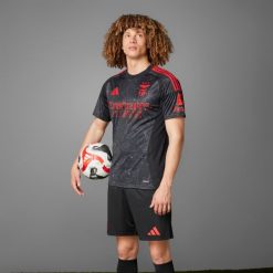 Koszulka piłkarska ADIDAS Benfica wyjazdowa 2024/2025. Koszulki damskie Adidas, l, bez wzorów, bez kołnierzyka, bez ramiączek. Za 469.99 zł.
