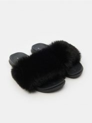 Klapki z futerkiem - czarny. Czarne klapki damskie Sinsay, bez wzorów, bez obcasa, bez zapięcia. Za 29.99 zł.