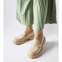 Zielone eleganckie mokasyny Puccianiello. Zielone mokasyny damskie na lato, z gumy, z okrągłym noskiem, bez obcasa. Za 118.17 zł.