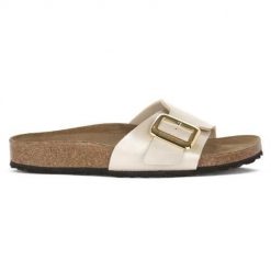 Klapki damskie Birkenstock Catalina. Białe klapki damskie Birkenstock, bez wzorów, z materiału, bez obcasa, bez zapięcia. Za 708.00 zł.