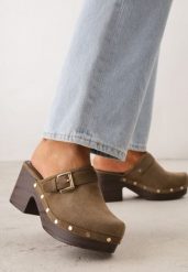 Zielone Klapki Chodaki na Słupku z Cholewką z Nitami i Paskiem z Klamerką Jinnor. Zielone klapki damskie Renee, w ażurowe wzory, bez obcasa, na obcasie, bez zapięcia. Za 109.99 zł.