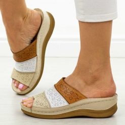 Beżowe skórzane klapki damskie na koturnie T.Sokolski 172. Brązowe klapki damskie Sokolski, bez wzorów, z jeansu, bez obcasa, na koturnie, bez zapięcia. Za 239.00 zł.