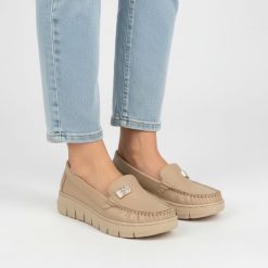 Mokasyny damskie Armodo, cholewka ze skóry naturalnej gładkiej klasyczna wsuwana konstrukcja z delikatnym przeszyciem, beżowe, 10167. Brązowe mokasyny damskie Armodo, ze skóry, bez obcasa. Za 359.00 zł.