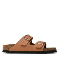 Klapki Birkenstock. Brązowe klapki damskie Birkenstock, bez wzorów, bez obcasa, bez zapięcia. Za 449.99 zł.