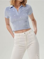 Bawełniana koszulka polo z haftowanym wzorem - błękitny. Niebieskie koszulki damskie Sinsay, l, bez wzorów, z bawełny, bez kołnierzyka, bez ramiączek. Za 19.99 zł.