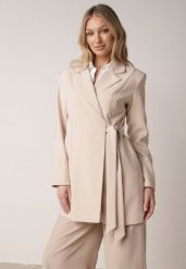 Beżowa Kopertowa Sukienka o Kroju Marynarki z Wiązaniem w Talii Neritho. Brązowe sukienki damskie Born2be, bez wzorów, z elastanu, biznesowe, bez ramiączek. Za 199.99 zł.